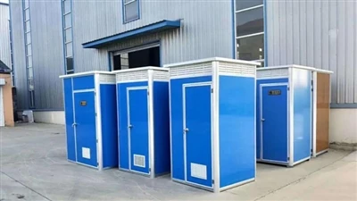 Előre gyártott és gyorsan megépíthető mobil WC-k
